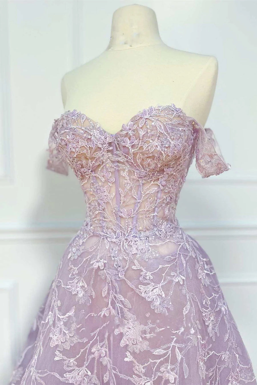 Vestido de fiesta de encaje floral con hombros descubiertos y corte A
